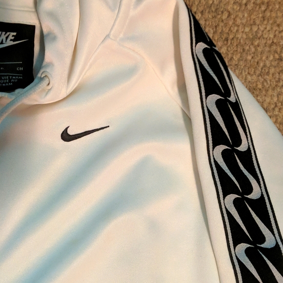 Women's Nike lightweight training jacket - Picture 3 of 5